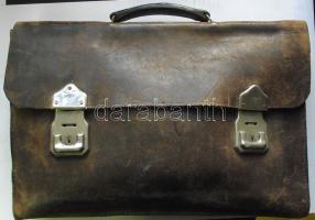 Régi bőr aktatáska benne hagyaték okmányokkal nyomtatványokkal, fotókkal egy két jobb darabbal