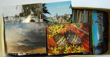 Vegyes modern képeslap tétel 8-900 db többnyire külföldi városképpel és motívumokkal