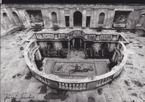 Féner Tamás (1938): Udvar, filctollal jelzett, apró szakadással, vintage fotó 23x31 cm