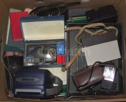 Banános doboz tele fényképezőgéppel, fotózással kapcsolatos tételekkel