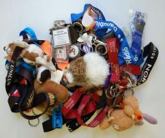 Kb 30 db klf kulcstartó és pár kulcskarika, karabíner, stb.