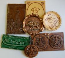 7 db vegyes plakett fából, bronzból és agyagból