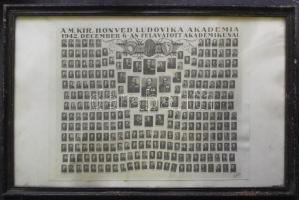 1942 A M. kir. Ludovika Akadémia végzőseinek nagyméretű tablója üvegezett keretben 55x36 cm