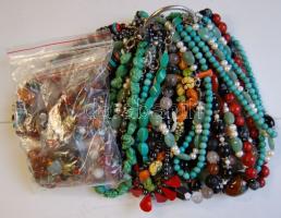 30 db féldrágakő lánc és 60 pár fülbevaló: aventurin, unakit, obszidián, sólyomszem, türkiz, lávakő, korallok, achátok, türkiz, tenyésztett gyöngy, stb.