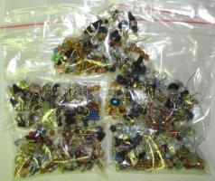 100 pár fazettált üveggyöngy fülbevaló, mind kifogástalan állapotban