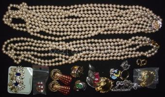 Kis bizsu tétel: 13 db aranyozott, jelzett bizsu + 5 és 3 soros tekla gyöngy nyakklánc