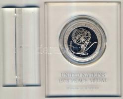 1978. Egyesült Nemzetek Ag békemedálja eredeti talpas plasztiktokba téve! T:PP