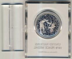 1978. Egyesült Nemzetek Ag békemedálja eredeti talpas plasztiktokba téve! T:PP