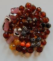 Hatalmas bizsu tétel papírzacskóban: 50 db bakelit karperec, 30 pár fülbevaló, 35 db tekla gyöngy ny...