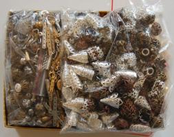 Hatalmas bizsu tétel papírzacskóban: 50 db bakelit karperec, 30 pár fülbevaló, 35 db tekla gyöngy ny...