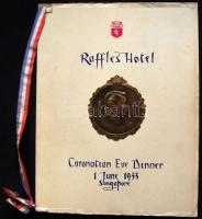 1953 II. Erzsébet koronázási díszvacsorájának étlapja a szingapúri Raffle´s hotelből, elején fém domborművel