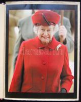 1953 II. Erzsébet koronázási díszvacsorájának étlapja a szingapúri Raffle´s hotelből, elején fém dom...