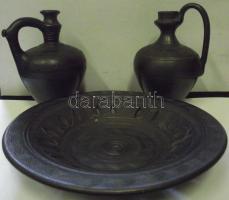 3 db mohácsi feketekerámia dísztárgy: 2 kancsó és egy falitányér