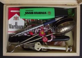 Kis bolha tétel fa dobozkában: ceruza elemlámpa, gyufás dobozok, gyűszű, rotring, kulcstartó, stb.