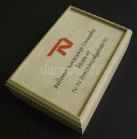 Kis bolha tétel fa dobozkában: ceruza elemlámpa, gyufás dobozok, gyűszű, rotring, kulcstartó, stb