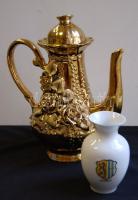 Aranyozott porcelán teás kancsó és egy kis Leipzig porcelán váza