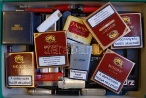 Egy doboz dohányzással kapcsolatos tétel: öngyújtók, cigarettás dobozok, tűzkő, stb.