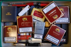 Egy doboz dohányzással kapcsolatos tétel: öngyújtók, cigarettás dobozok, tűzkő, stb
