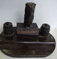 Faragott fa írószertartó a 40-es évekből, porcelán tintatartóval 35x24x22 cm