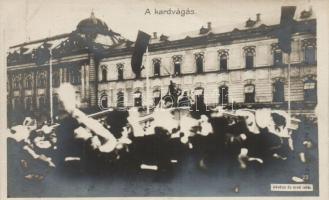 Budapest I. IV. Károly megkoronázása, a kardvágás