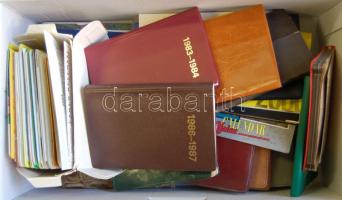 Nagy kártya- és egyéb naptár gyújtemény cipősdobozban