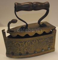 Dekoratív réz vasaló fa fogantyúval 16x16x7 cm