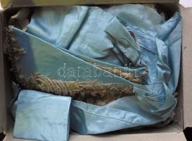 XX. sz eleje: Igényes régi selyem és vászon lányka viselet: Mente, dolmány, párta, szoknya, kendő