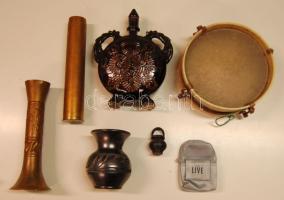 Vegyes bolha tétel: dob, váza, ágyú töltényhüvely, kerámia váza, kerámia kulacs, stb.