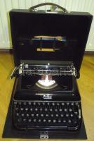 cca 1950 Régi Erika táskaírógép kiváló állapotban zárható keménytokkal / Old typewriter