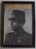 cca 1940 Magyar katonatiszt Erdély felszabadulási emlékéremmel nagyméretű fotó üvegezett keretben 35x50 cm