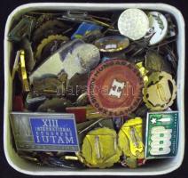 Vegyes kitűző és jelvény tétel dobozban, közte külföldi és magyar, köztük szocialista és egyéb témájúak T:vegyes