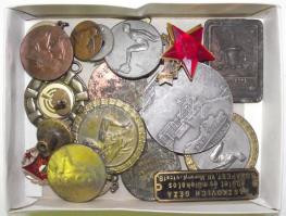 Kis bolha tétel: jelvények, gombok, plakettek, érmek