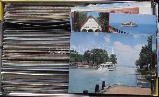 Egy tele cipős doboz tele modern képeslappal (legalább 500 db), rendkívül sokszínű és változatos tétel főleg külföldi, ill. hazai városképekkel és motívumlapokkal / A shoebox full of mixed modern postcards