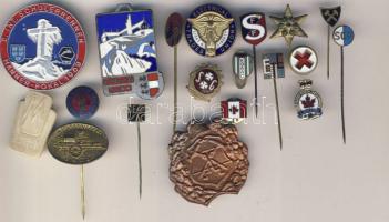 18 db különböző kitűző és jelvény, közte több külföldi zománcozott darab is T:2,2- (egyiknek hiányzik a tűje)