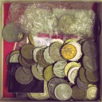 Kis doboznyi vegyes világpénz tétel, ezüsttel és Magyar Posta telefonérmékkel T:vegyes