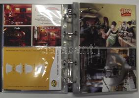 Zöld színű, elegáns Lindner gyűrűs berakó, benne 52 db modern Budapesti étterem képeslapja