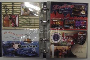 Zöld színű, elegáns Lindner gyűrűs berakó, benne 52 db modern Budapesti étterem képeslapja