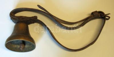 cca 1890 Nagyméretű marha csengő (20 cm) eredeti bőr szíjjal 50 cm / Vintage bell with original leather belt