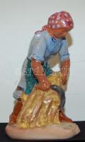 Endrő Margit (1899-1986): Arató lány, mázas karcagi kerámia, jelzett, 17 cm