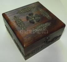 Régi zárható fa doboz, lóhere díszítéssel 13x14x7cm / old wooden box