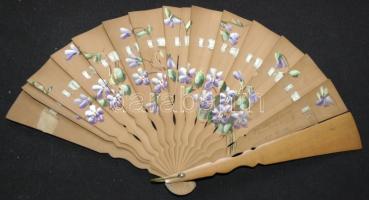 1908 Kézi festésű fa legyező, rajta emlék-feljegyzésekkel (egy lapát törött) / Hand-painted wooden fan with memory notes (one paddle broken)