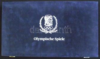Olympische Spiele bársonyborítású éremberakó 36+1 hellyel, szép újszerű állapotban!