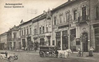 Balassagyarmat Rákóczi fejedelem út a Gansel család üzletével és automobilokkal (Rb)