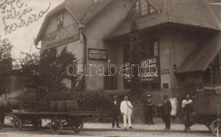 Budapest IX. Jankovits Aladár étterme sörszállító kocsival photo