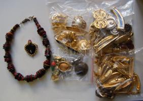 Kis bizsu tétel: 21 db aranyozott, ezüstözött ékszer (nagyrészt jelzett), 15 db medál, 1 fa lánc