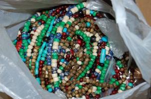 Nagy bizsu tétel: 25 db női és 20 db férfi féldrágakő nyaklánc + 60 pár fülbevaló - karneol, unakit, szerpentin, ametiszt, aventurin, korall, tenyésztett gyöngy, borostyán, láva, jade, hegyi  kristály, rózsakvarc, stb.