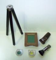 cca 1900 Fotós kellékek: kinyitható állvány, fénymérő, másolókeret és 2 db színszűrő / Vintage photo accessories