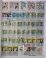 455 db külföldi és magyar illetékbélyeg közepes berakóban