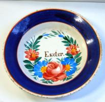 Apátfalva Nagy Zsuzsa: jelzett kerámia falitányér "Eszter", d: 23 cm