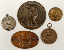 5db-os háború előtti emlékérem és jelvény tétel, benne Vas és fémmunkások szövetkezete, eucharisztikus kongresszus feliratú darabokkal T:2